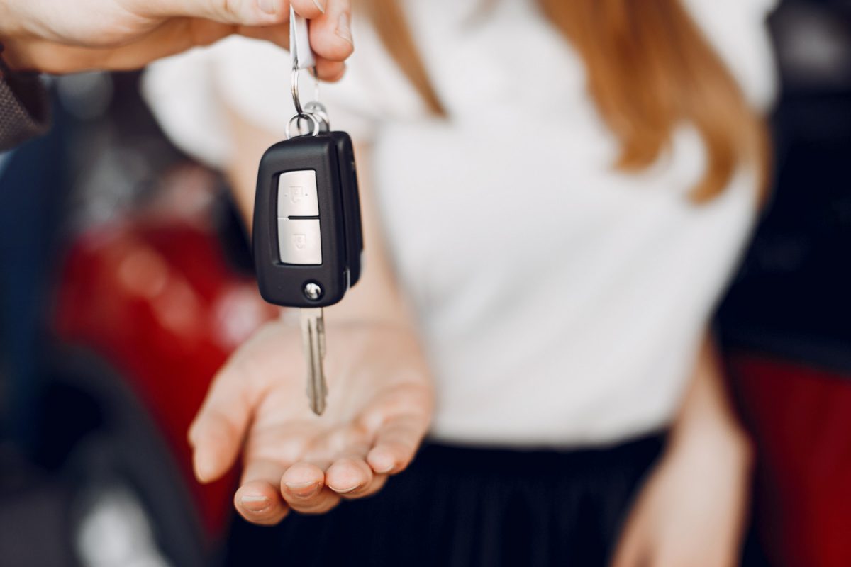Kobieta która otrzymuje kluczyki bo wiedziała gdzie wystawione jest stare auto i jak je zakupić